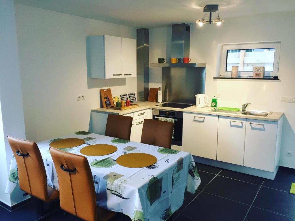Appartement Duplex Pour 3-4 Personnes A Ciney Zewnętrze zdjęcie